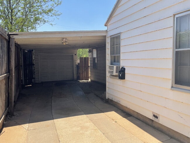 Primary Photo - Cute One Bedroom Close to Campus with Lawn...