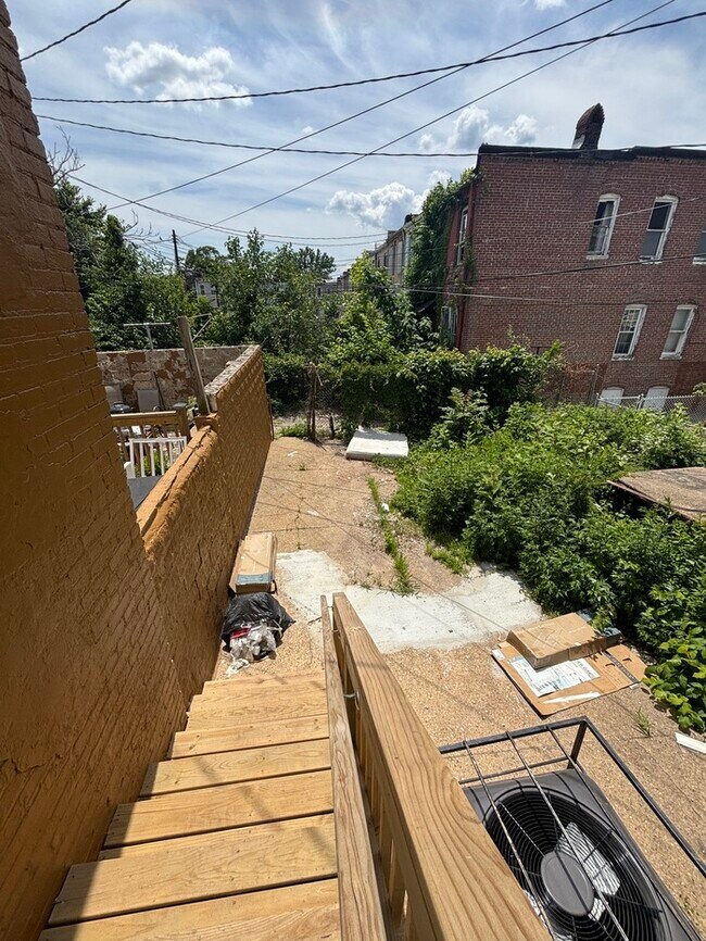 Building Photo - 2 Bedrooms plus den with 3.5 Bathrooms