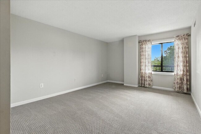 Building Photo - 1-bedroom, 1-bath condo