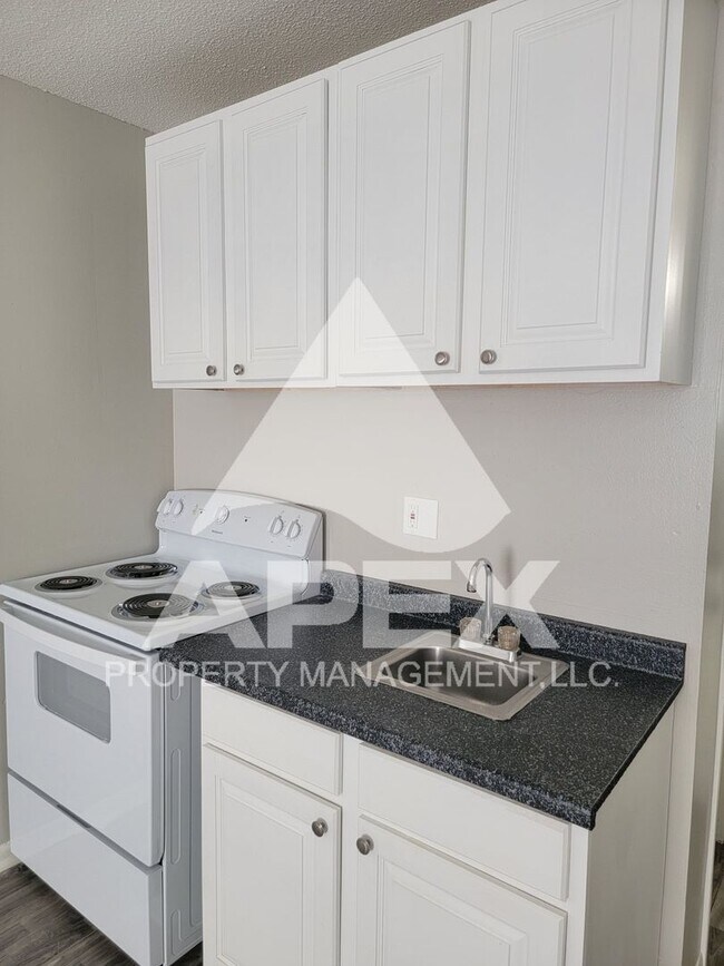Building Photo - Recently Renovated - Alcoa Studio Apartment – Convenient Location!