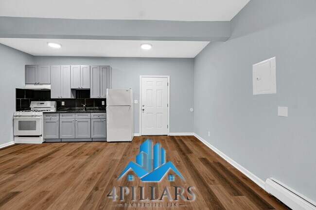 Building Photo - "Charming 2-Bedroom Haven in East Chicago - Spacious 750 Sq Ft Gem!"