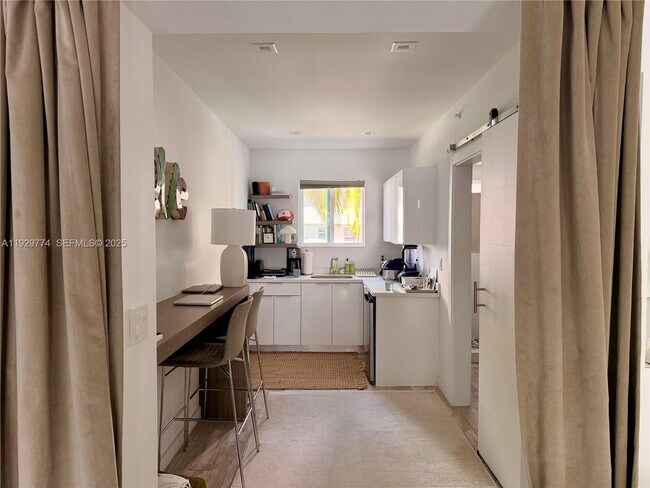 Building Photo - 220 Collins Ave