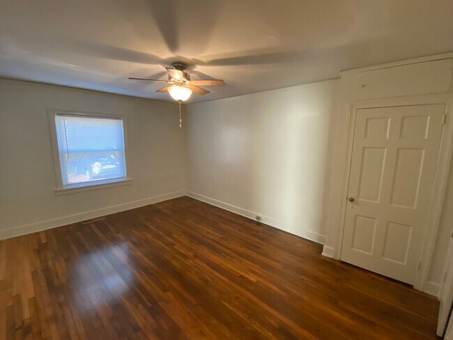 Building Photo - Adorable 1 Bedroom Duplex in Old West Durh...