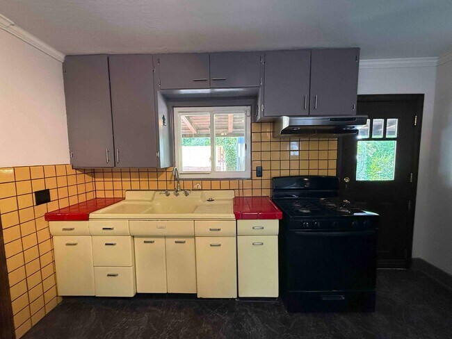 Building Photo - Charming Land Park 2 Bedroom