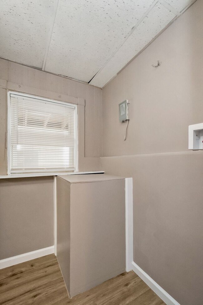 Building Photo - 137-139 Main St