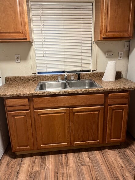 Kitchen - 11638 Andrews St