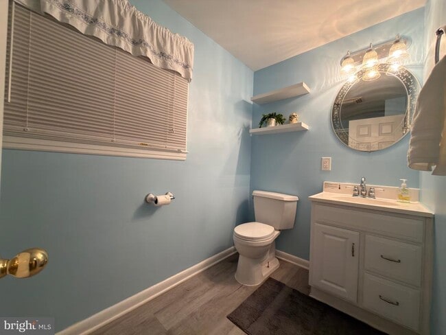 Building Photo - 905 W Poplar Rd