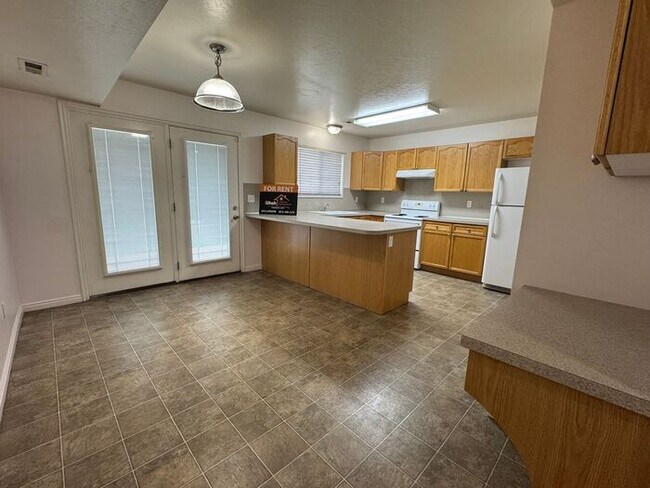 Building Photo - 3 bedroom 2.5 Bath Townhouse-Small Dogs Allowed