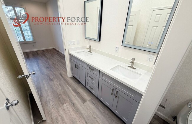 Building Photo - Updated 1,510 Sq Ft Belmont Condo Near Cal...