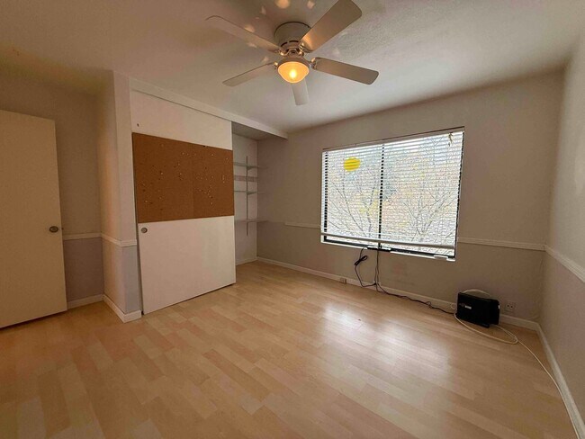 Building Photo - Fabulous Campus Commons 3 Bedroom