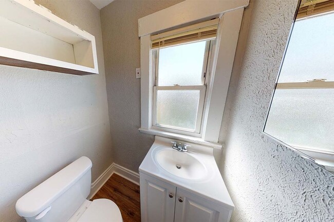 Building Photo - Newly Updated Duplex in Middletown!