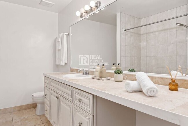 Building Photo - 3009 Canyon Crest Dr
