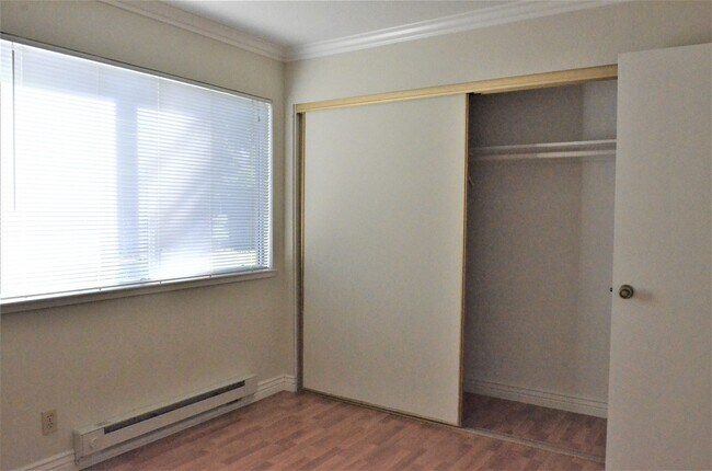 Building Photo - Ground Floor Condo in Wonderful Warm Sprin...