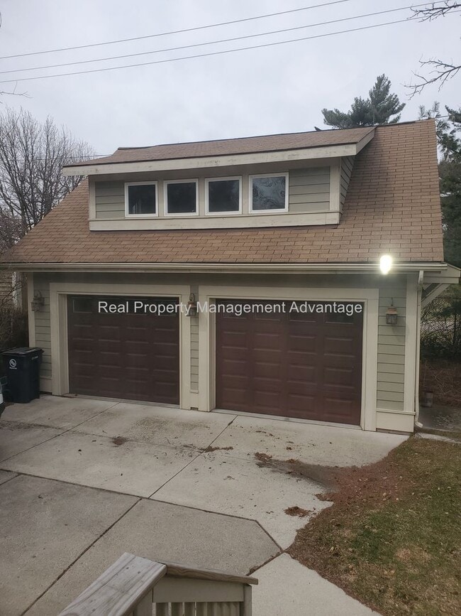 Building Photo - Craftsman Style, Modern Amenities Steps fr...