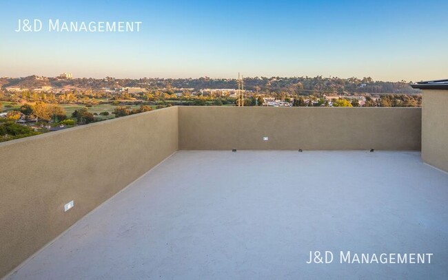 Building Photo - Gorgeous Townhome w/ Rooftop Decks and Oce...