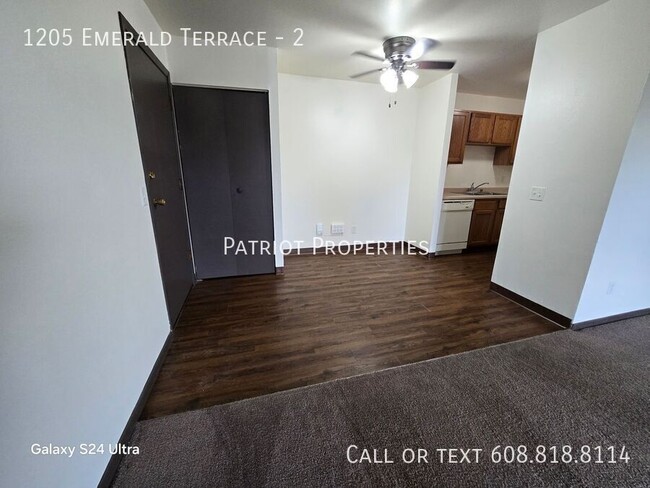 Building Photo - 2 bedroom/ 1 bath apartment in Sun Prairie...