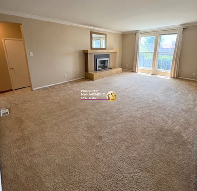 Building Photo - 4 Bedroom / 3 Bath Home in Sandy!