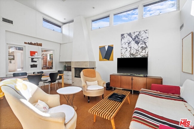 Building Photo - 648 Palms Blvd