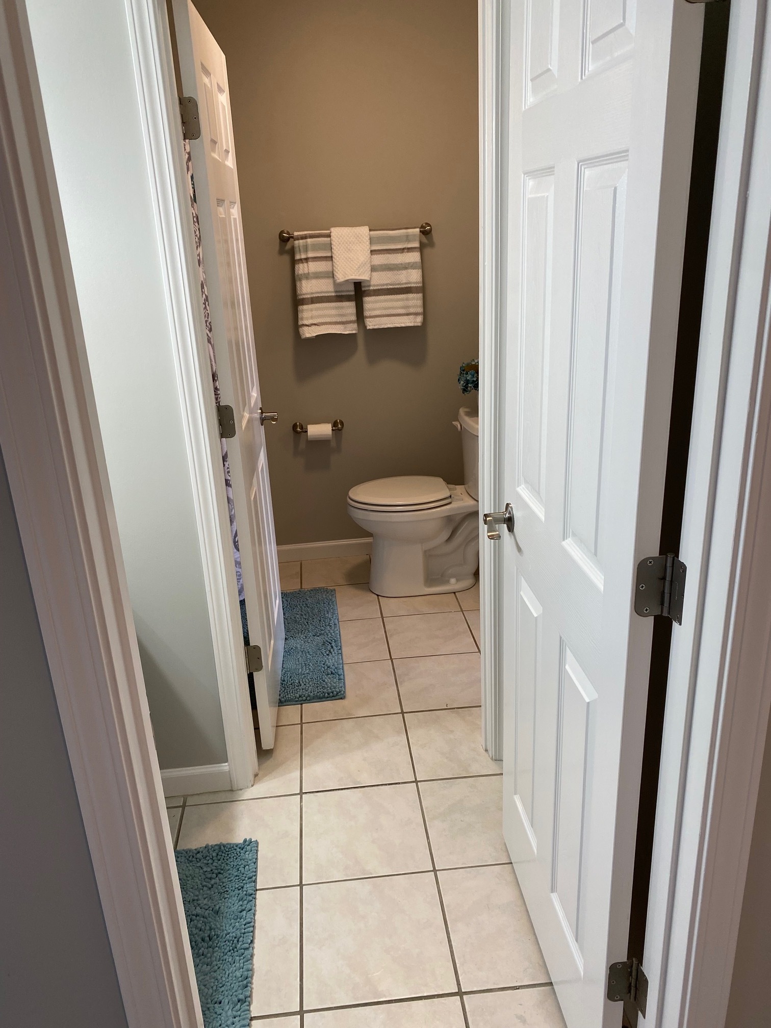 Warm and inviting tub area - 1101 Downs Blvd