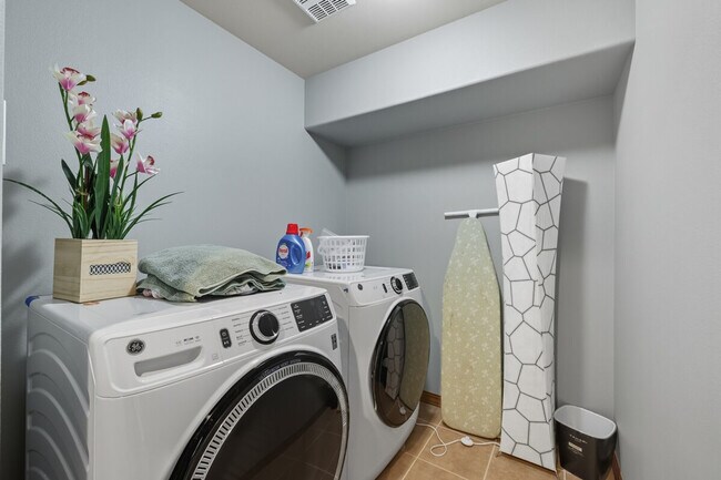 Building Photo - 355 Cindy Rd