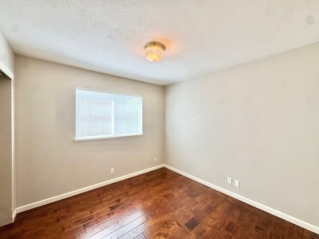 Building Photo - Beautiful 4 bedroom 3 bath home in the Hillsborough community!