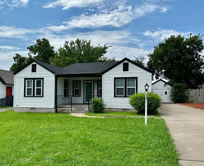 Building Photo - 3 Bedroom