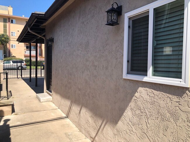 Building Photo - Studio in Central Point Loma