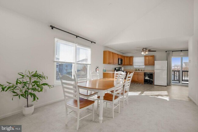 Building Photo - 413 W Beach Ave