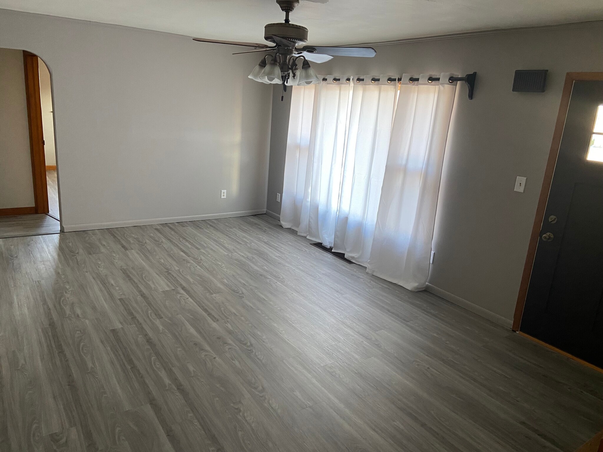 Living Room - 704 E Pike St