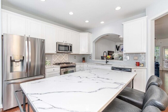 Building Photo - 2345 Limehurst Dr