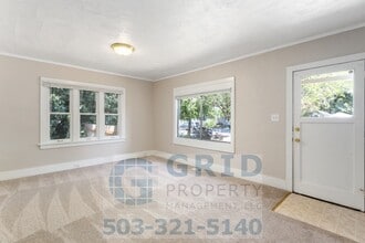 Building Photo - 2 Bedroom Home Available in Southeast Woodstock Area!