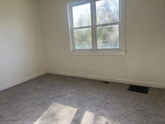 Building Photo - 527 9th St SW