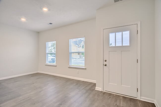 Building Photo - Move-In Special! 3 Bed/3 Bath Townhome with Garage / Pet-Friendly / Available Now!
