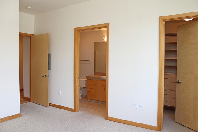 Building Photo - Spacious 2 Bedroom Corner Unit in Stylish ...