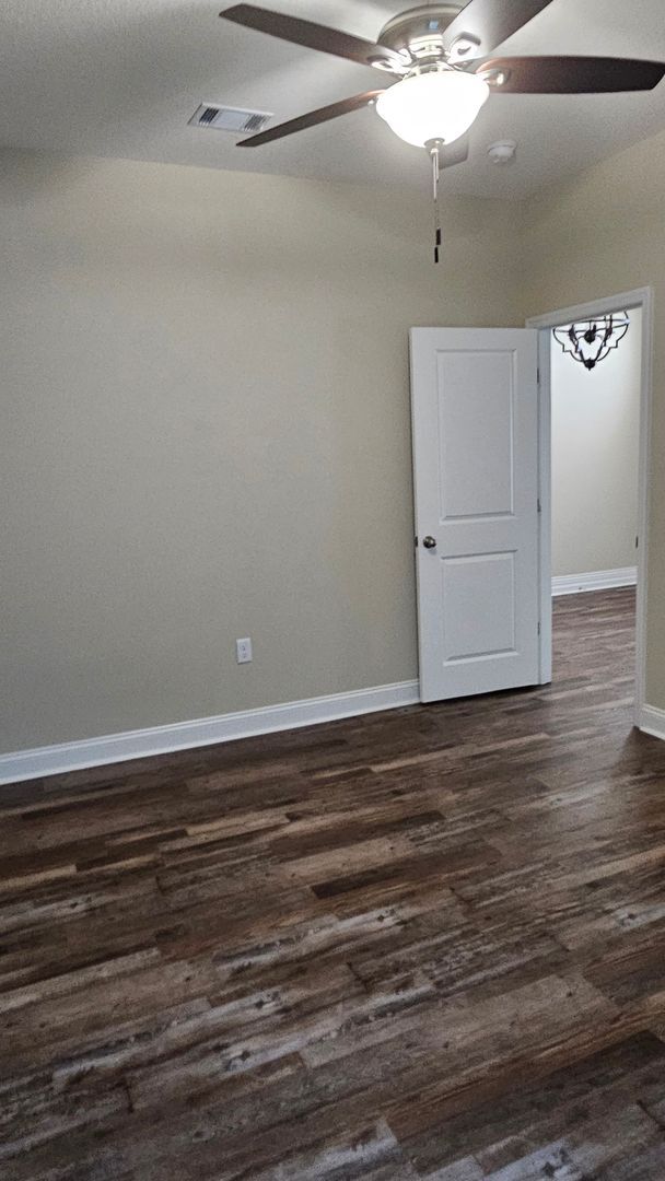 Building Photo - Knights Landing four bedroom home