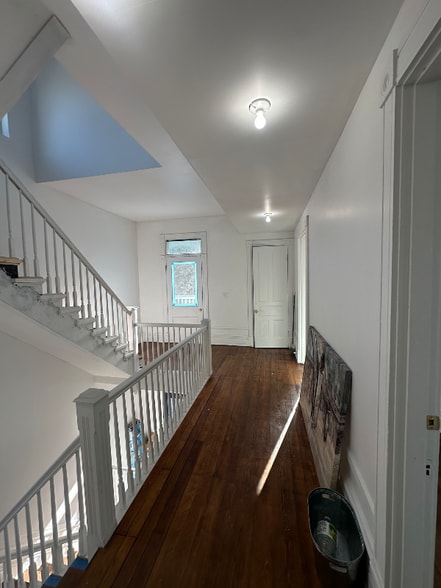 Building Photo - 2567 Bank St