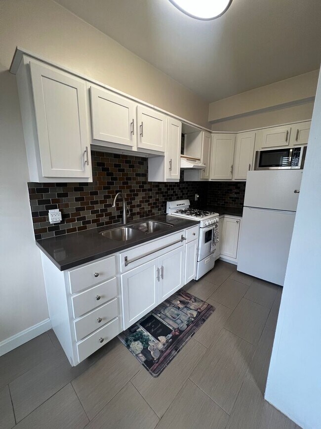 Building Photo - Historical 1922 Art Deco Building - 5th Floor Studio, 1 Bath, All Utilities Included