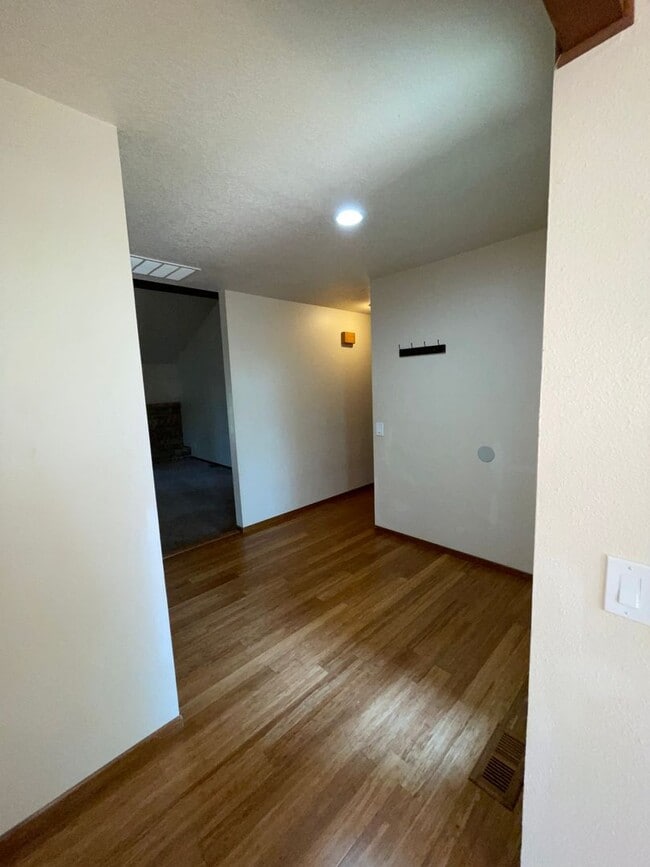 Building Photo - Cute Home with large yard in Hillsboro