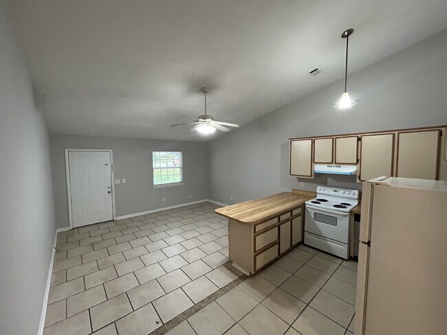 Building Photo - Perfect 1 Bedroom 1 Bathroom With Fenced In Backyard!