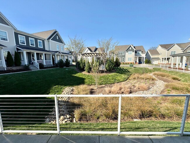 Building Photo - 3 Bedroom, 2.5 Bathroom Home w/ 2 Car Garage in Downtown Franklin