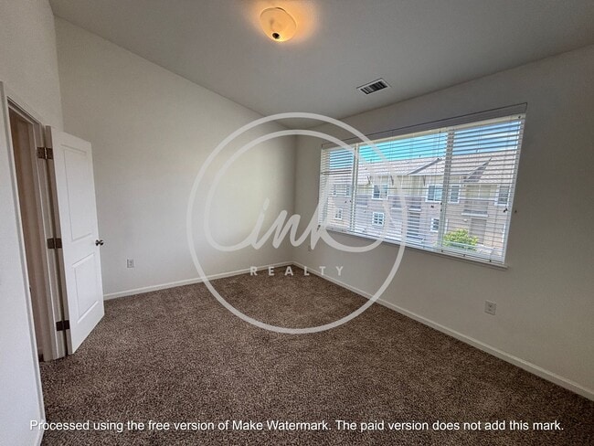 Building Photo - Beatiful Townhome off of Truckee River