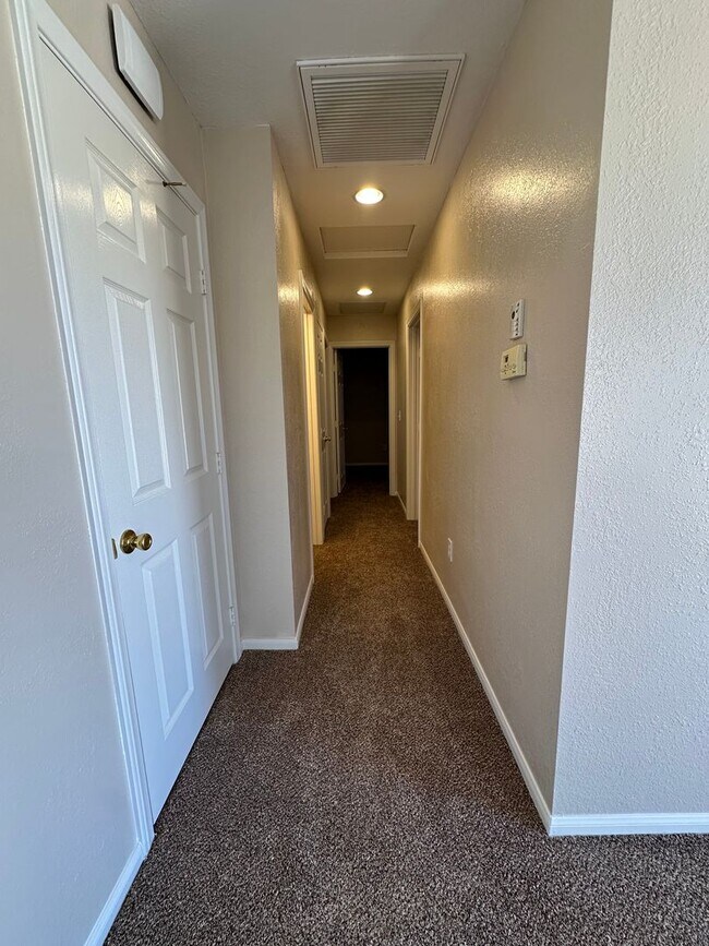 Building Photo - Remodeled 3 bed/2 bath home close to shopping
