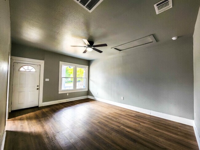 Building Photo - 126 Uvalde St