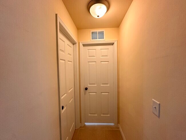 Building Photo - 1136 SE 9th Ct