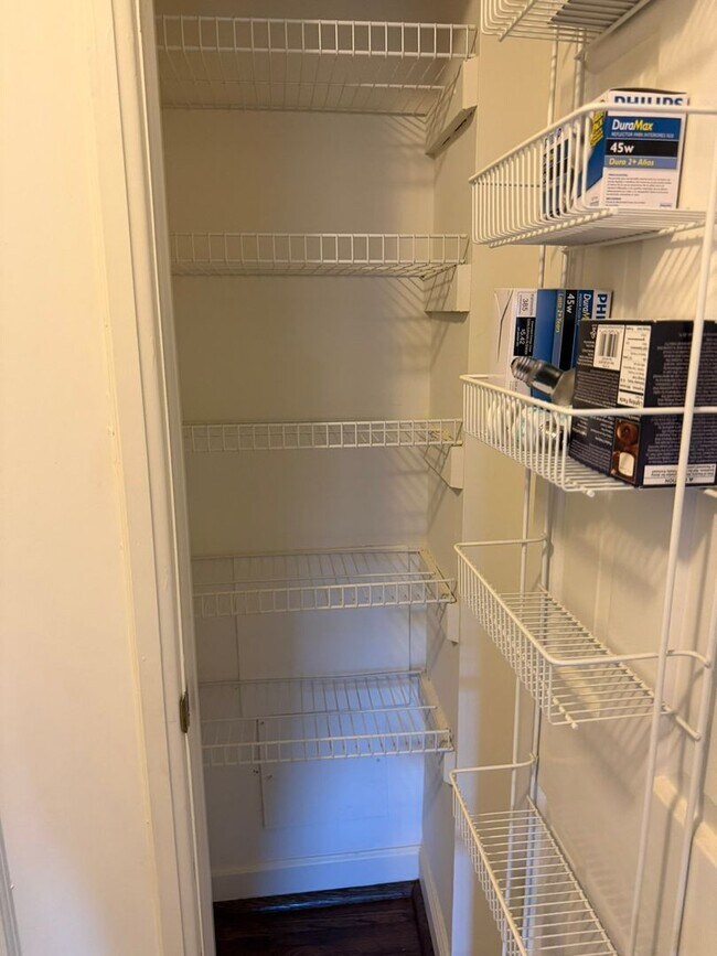 Building Photo - Beautiful 2 Bed 2 Bath Clarendon End-Unit ...