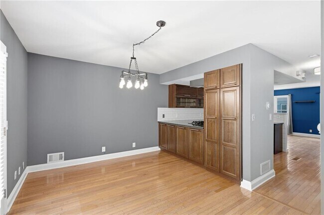 Building Photo - 856 St Charles Ave NE
