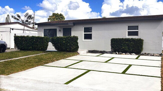 Building Photo - 721 N 68th Ter