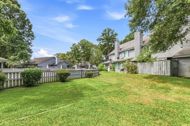 Building Photo - Open Concept Condo! 2 Bedrooms & 2.5 Baths!