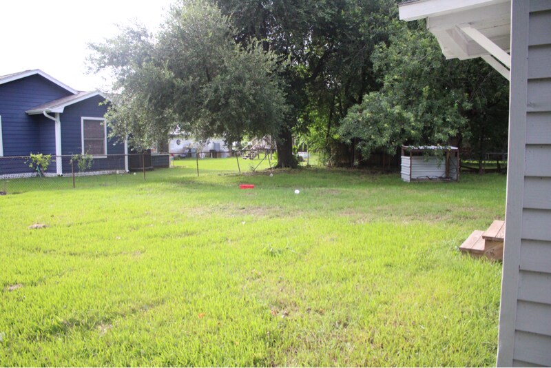 Building Photo - 10801 Invierno St