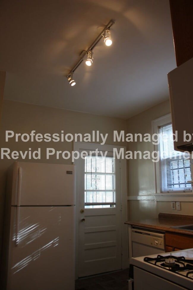 Building Photo - Large 3 bedroom upstairs duplex!